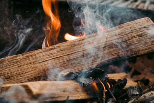 Das Feuer gab uns Wärme und Sicherheit vor den Gefahren der Nacht. 