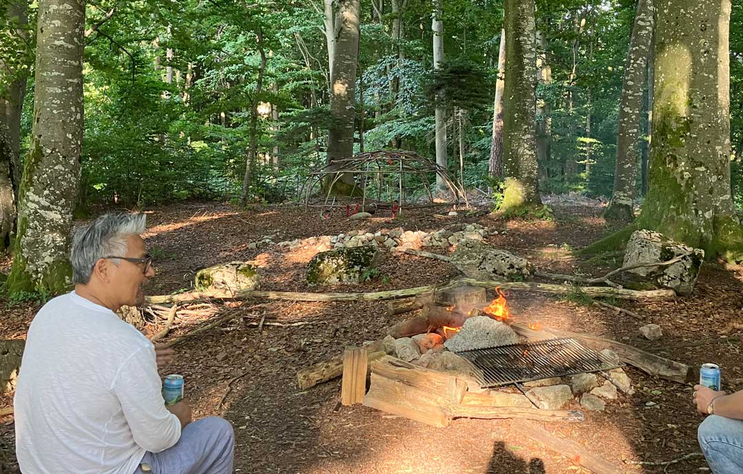 Lagerfeuer-Storytelling-Drumming-Pferde Bei gemütlichem Beisammensein am Lagerfeuer mit feiner Verpflegung endete der Anlass in der Stille des nahe gelegenen Waldes als spannender Kontrast zum Nachmittagsprogramm