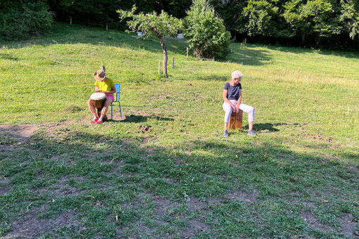 Storytelling-Drumming-und-Pferde-2 Storytelling, Drumming und Pferde:<br />
Gelernt wurden diverse Beats, die zu einem kraft- und stimmungsvollen Miteinander verschmolzen.